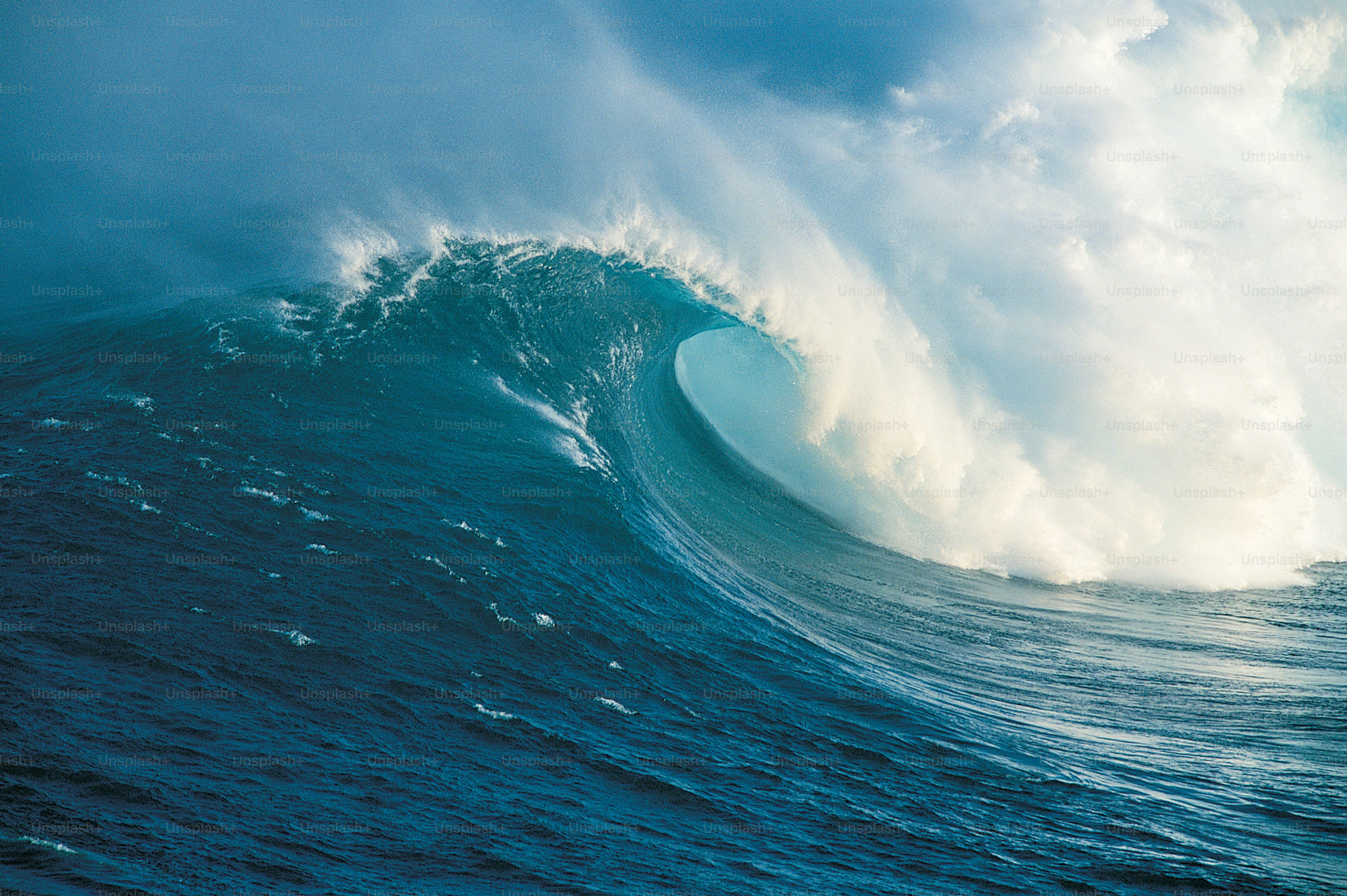 a large wave in the middle of the ocean