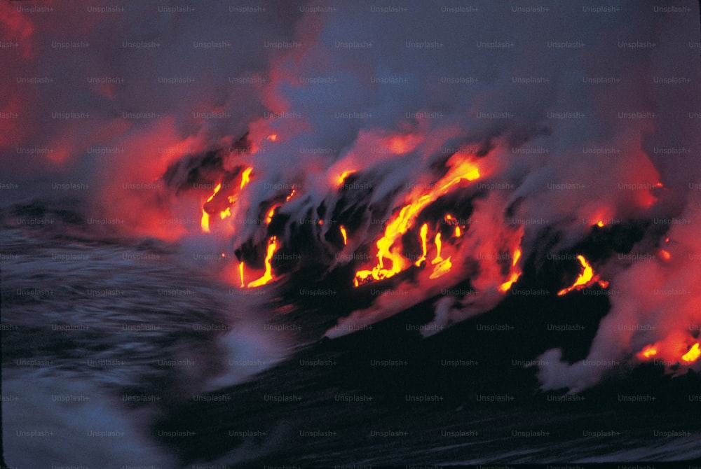 大量の溶岩が海から出ています