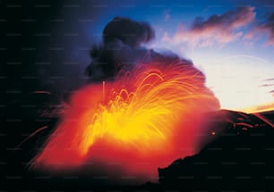 Um vulcão entra em erupção com lava enquanto entra em erupção no céu