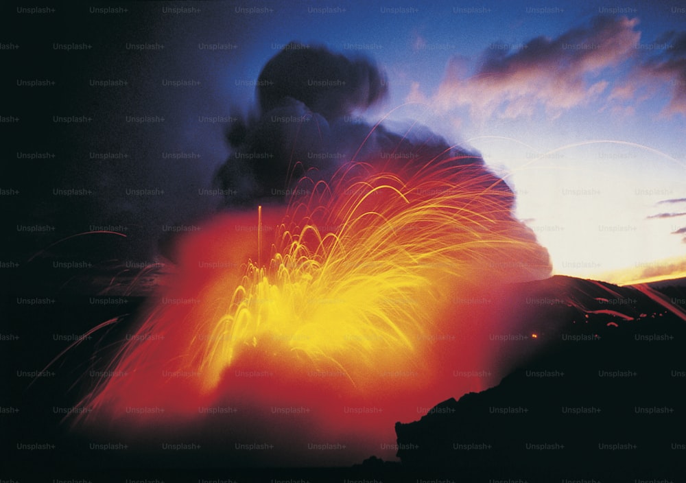 Un vulcano erutta lava mentre erutta nel cielo