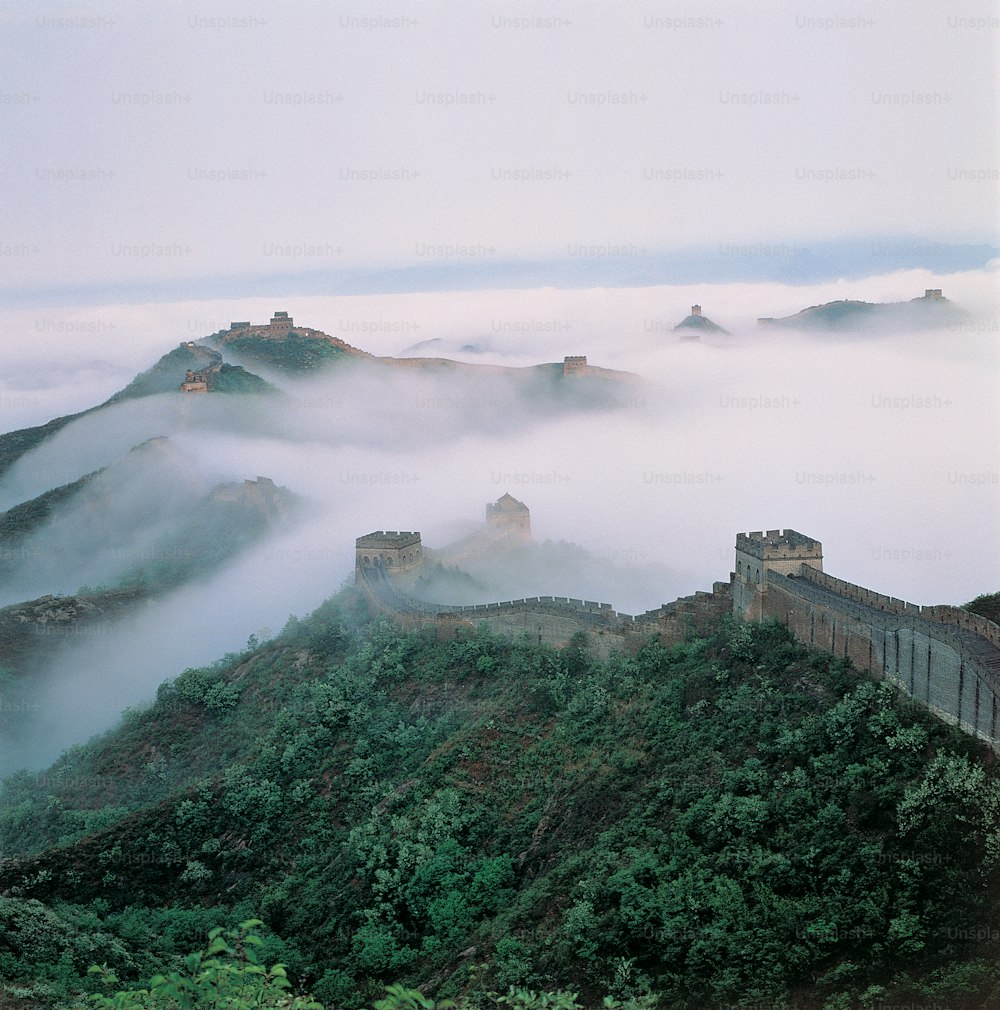 Uma vista da Grande Muralha da China no nevoeiro