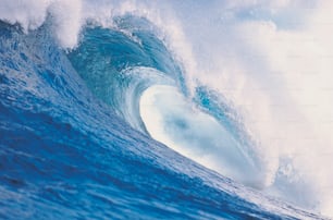 Una gran ola en medio del océano