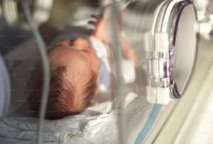 un bébé couché dans un berceau dans un hôpital