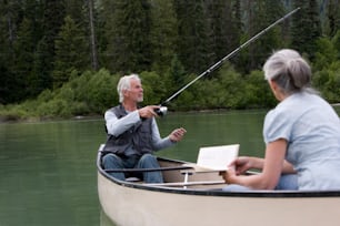 um homem e uma mulher pescando em um barco