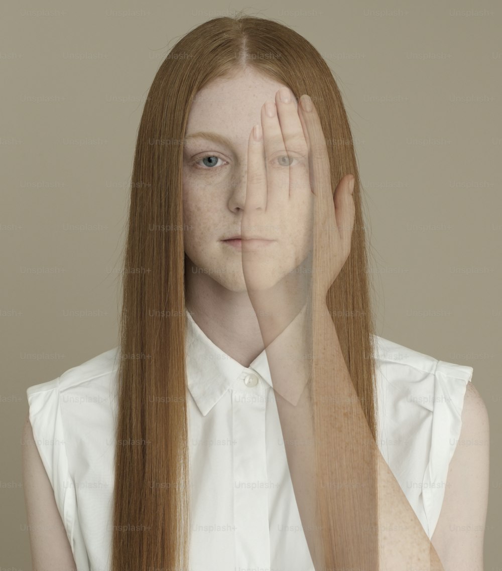 uma mulher com longos cabelos ruivos cobrindo o rosto