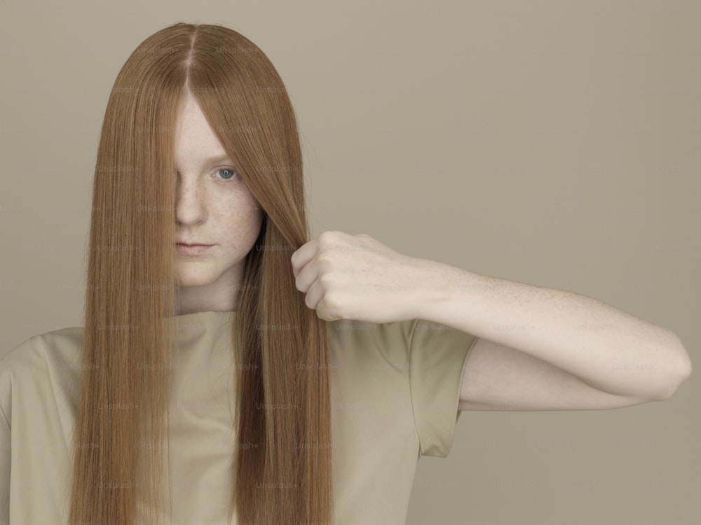 Uma mulher com longos cabelos ruivos está alisando o cabelo