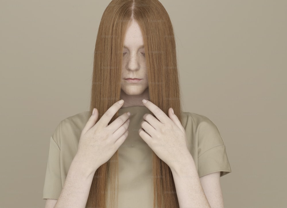 Eine Frau mit langen roten Haaren, die ihr Gesicht bedecken