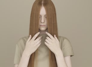 Una donna con lunghi capelli rossi che coprono il suo viso