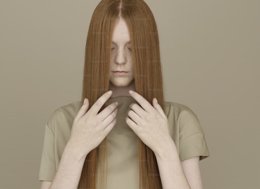 Una mujer con el pelo largo y rojo cubriendo su rostro