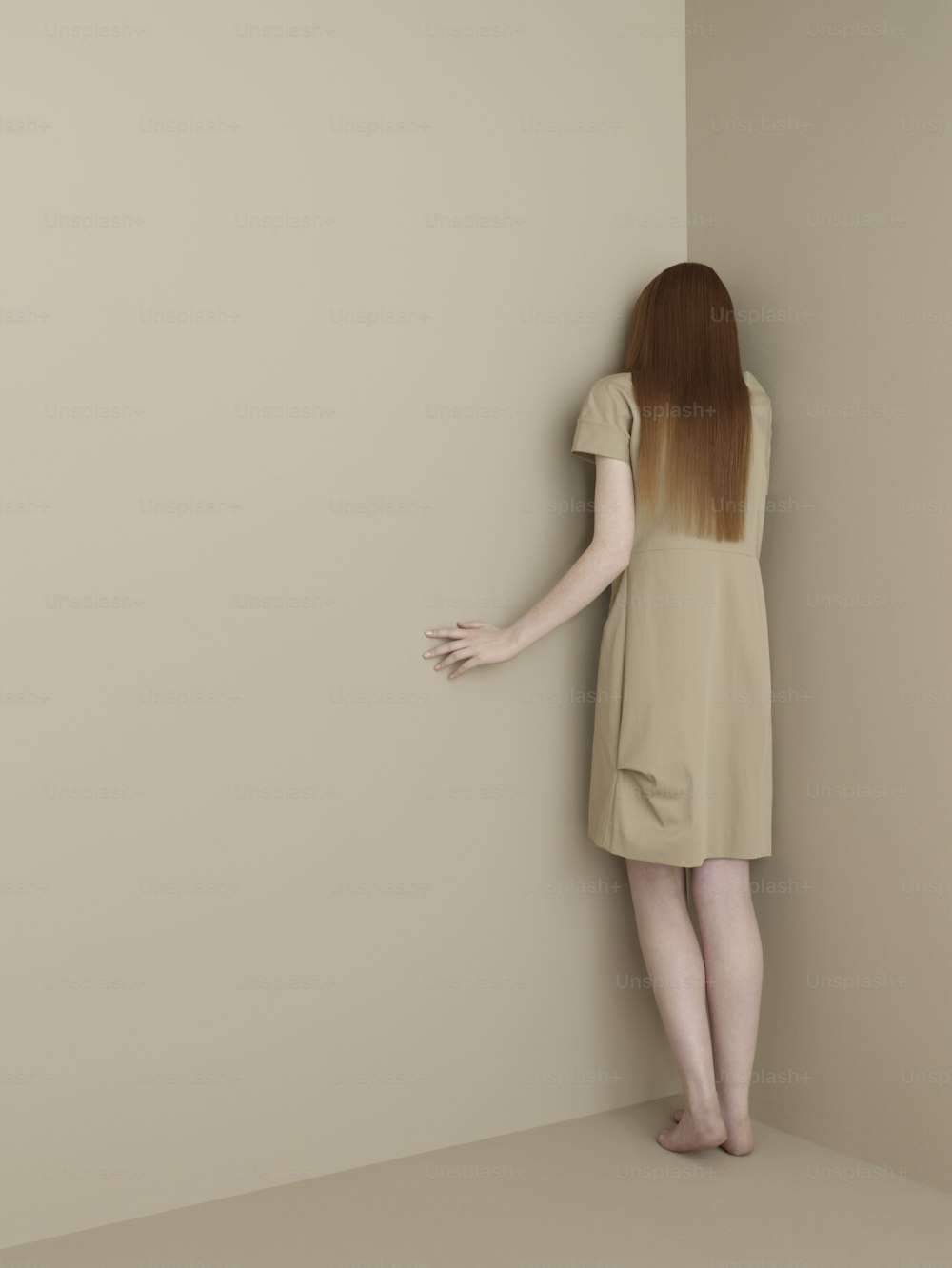 短いドレス�を着た女性が壁にもたれかかっている