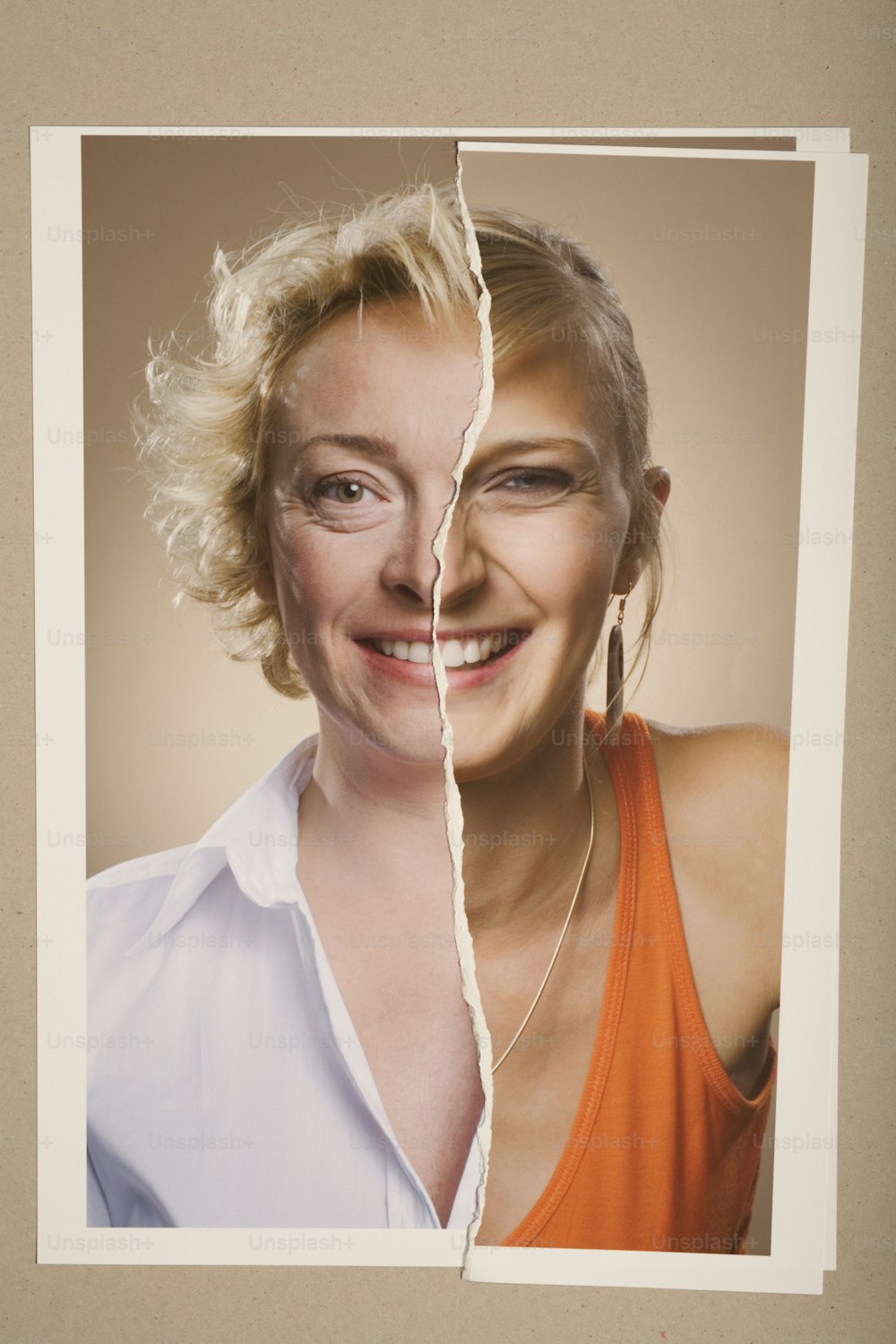Une femme aux cheveux blonds et à la chemise blanche a une photo déchirée de son visage