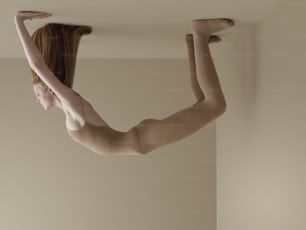Una donna nuda appesa a testa in giù da un soffitto
