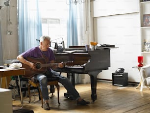 Ein Mann, der an einem Klavier sitzt und ein Lied spielt