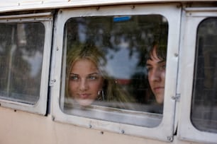 Dos mujeres mirando por la ventana de un autobús