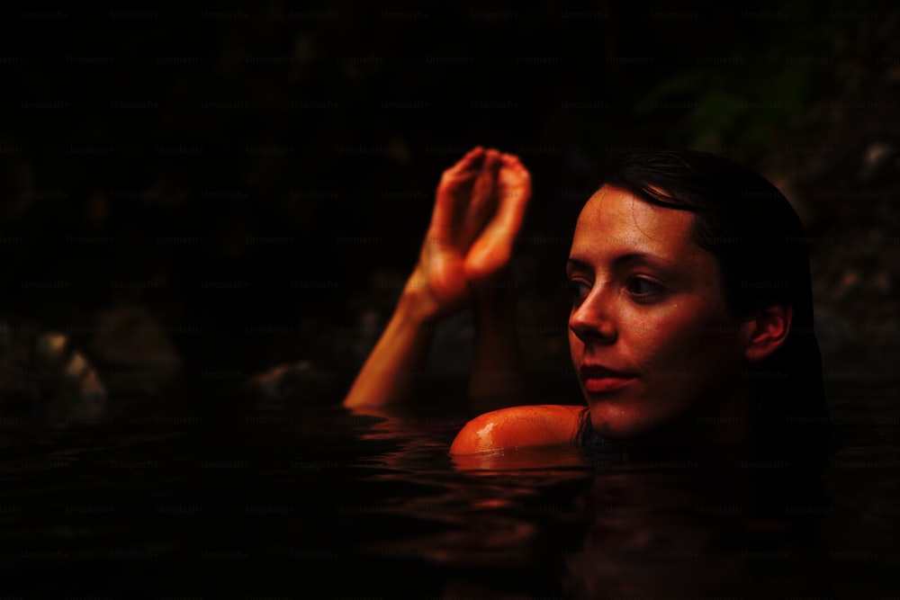 Una donna che galleggia in una pozza d'acqua