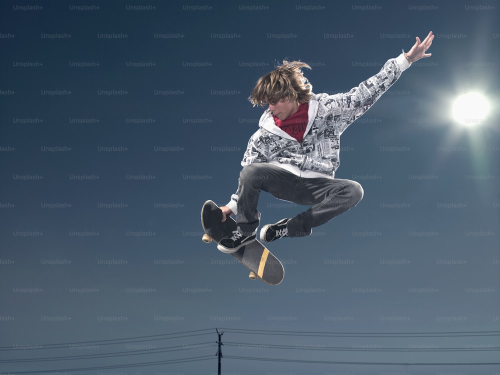 um homem voando pelo ar enquanto anda de skate