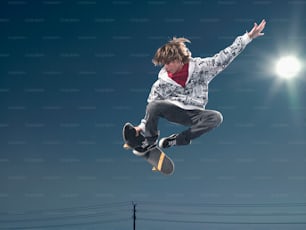 Un hombre volando por el aire mientras monta una patineta