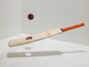 un bate de béisbol golpeando una pelota con un bate de madera