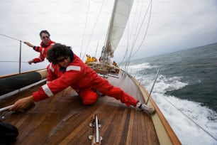 Dos hombres en un velero en el océano