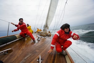 Un grupo de personas en un bote en el agua