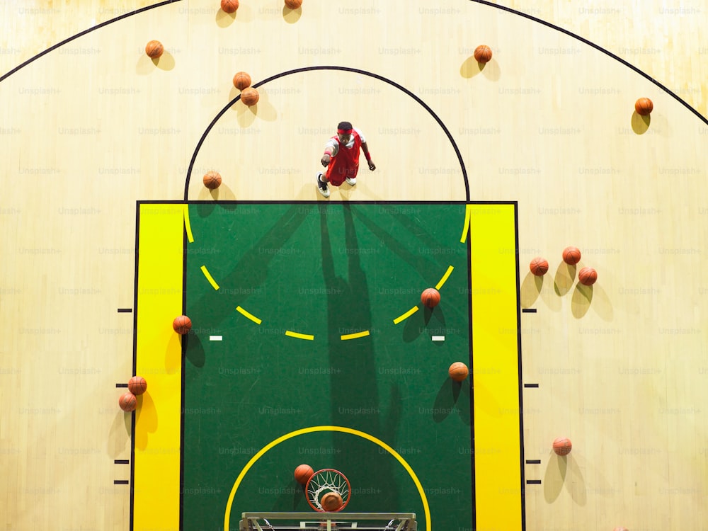 um homem em cima de uma quadra de basquete