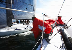 Eine Gruppe von Menschen auf einem Segelboot im Wasser