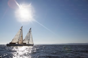 Una barca a vela che naviga nell'oceano in una giornata di sole