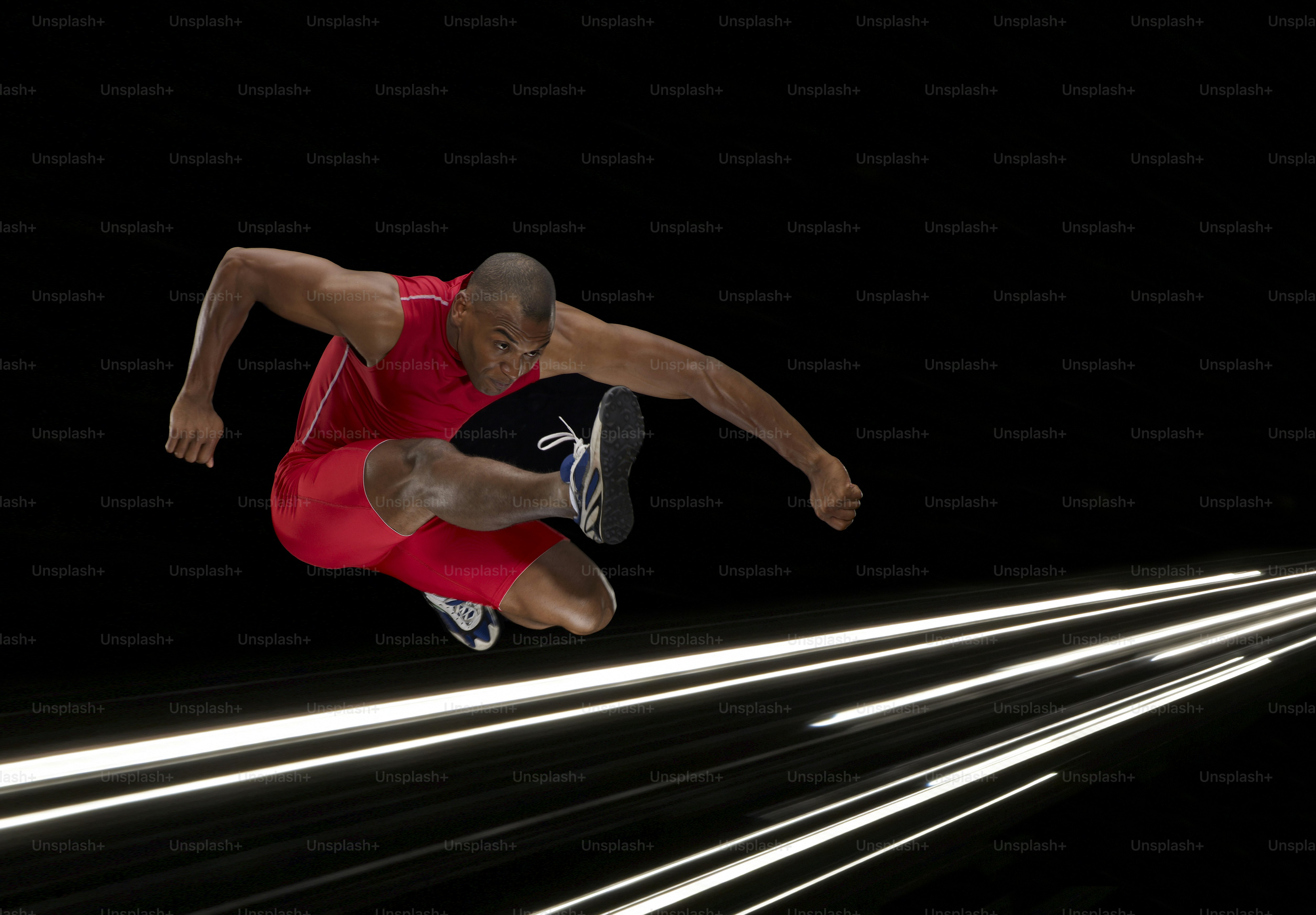 Um homem de camisa vermelha está fazendo um truque em um skate