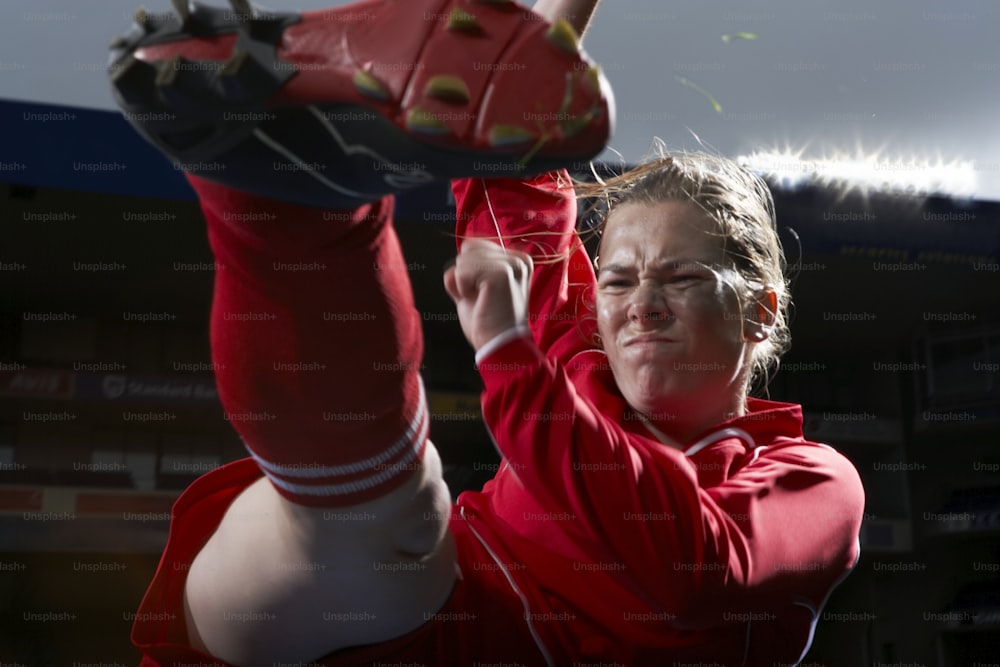 Eine Frau in einer roten Jacke, die einen Baseballhandschuh hält