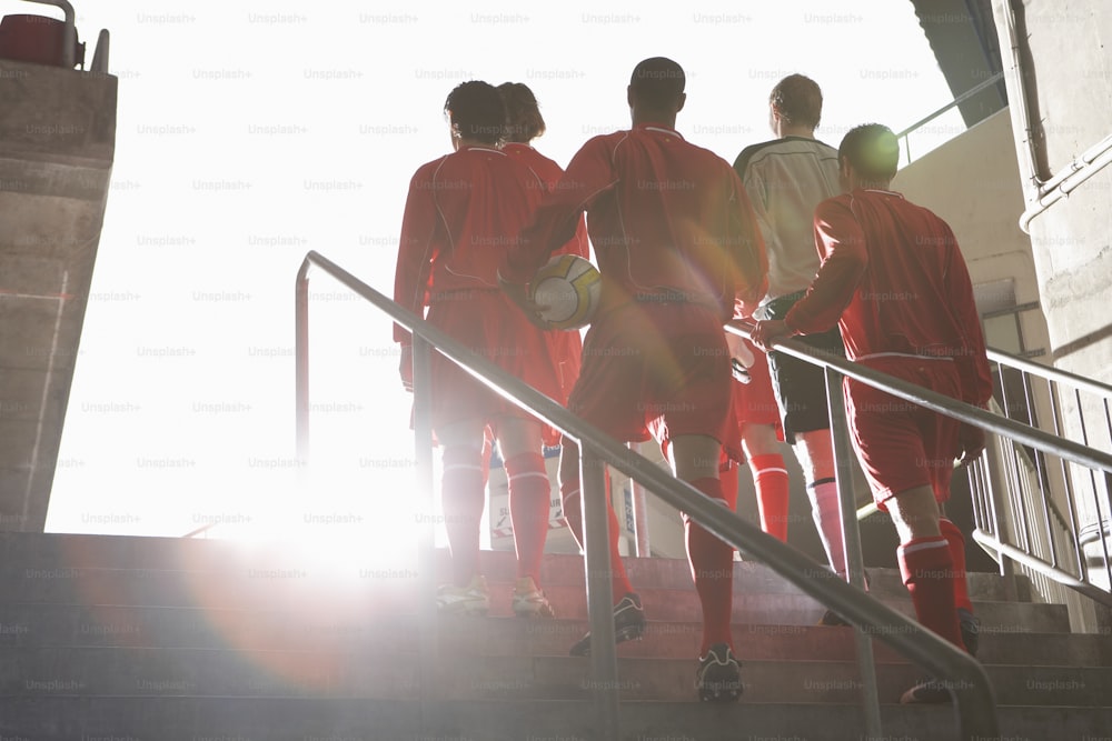 Un gruppo di giocatori di calcio che salgono una rampa di scale