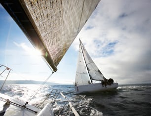 un voilier naviguant sur l’eau avec un autre voilier en arrière-plan
