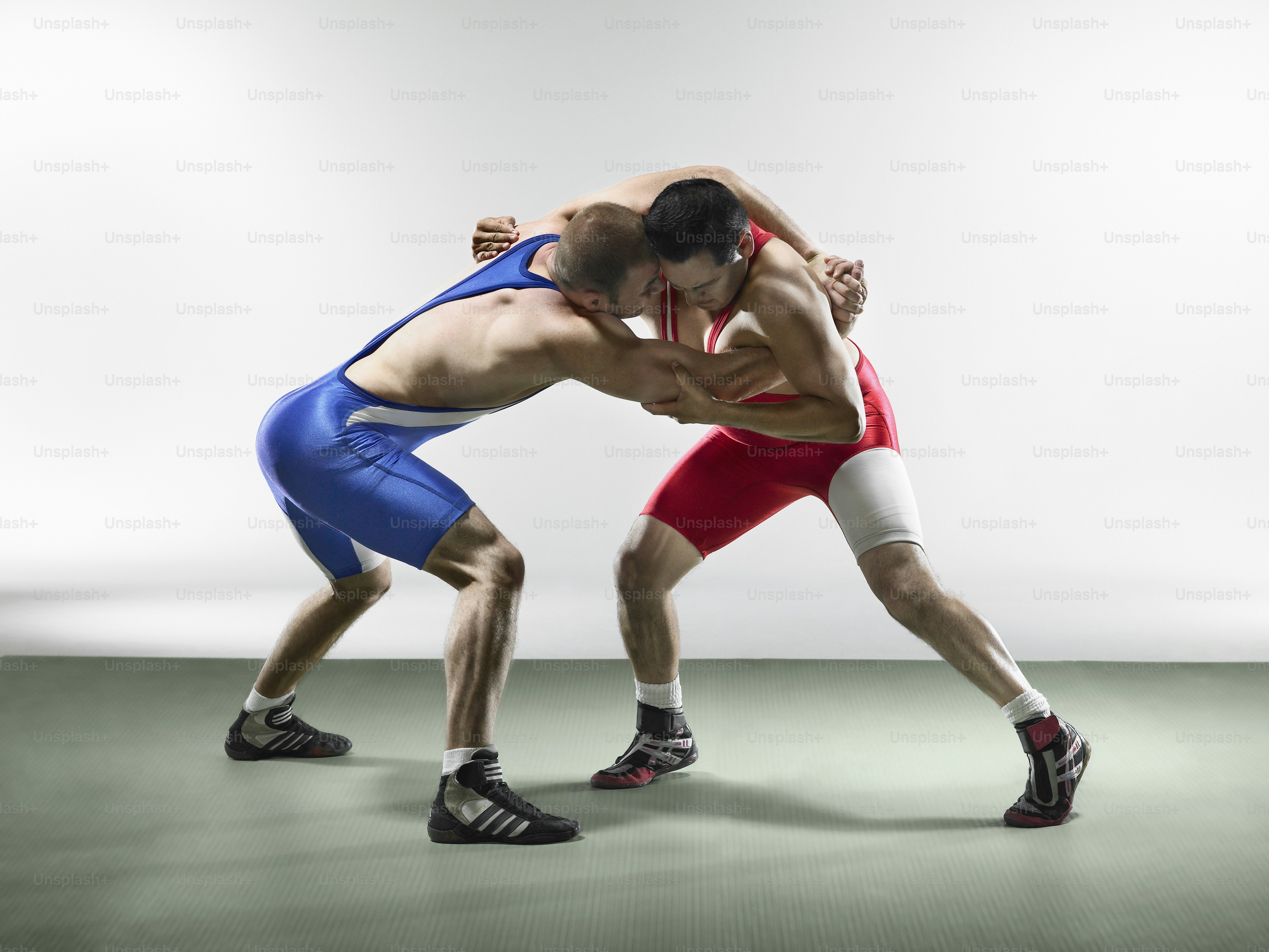 Ein paar Männer stehen nebeneinander