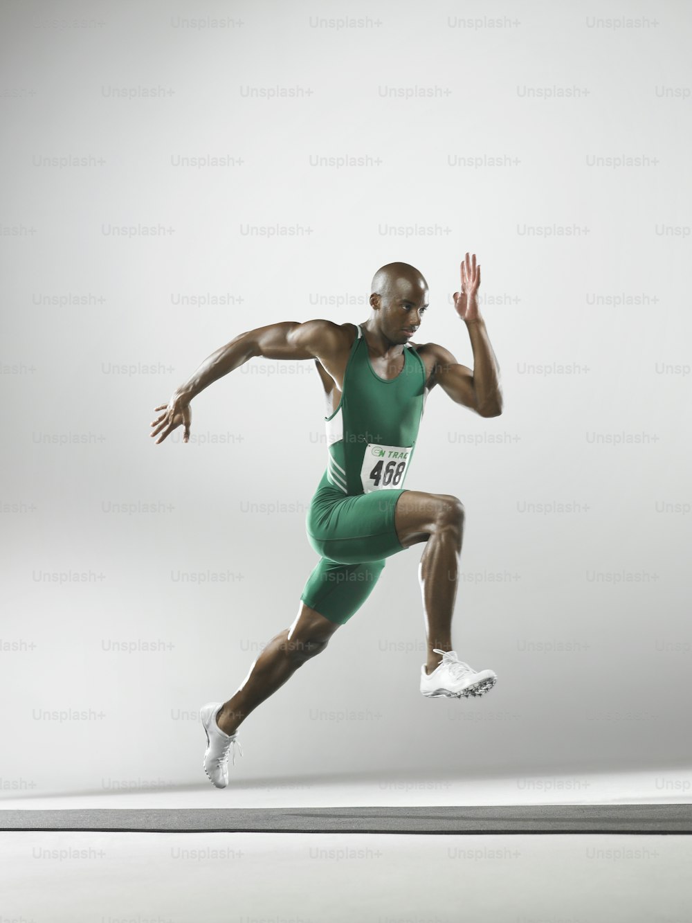 Un uomo in abito verde sta correndo