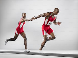 dois homens com uniformes vermelhos e brancos correndo