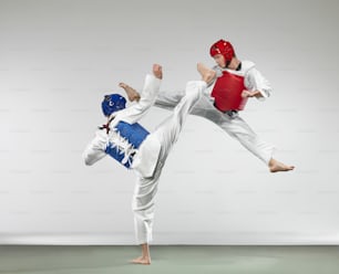 Dos personas haciendo movimientos de karate en un estudio