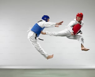 zwei menschen in der luft machen karate moves