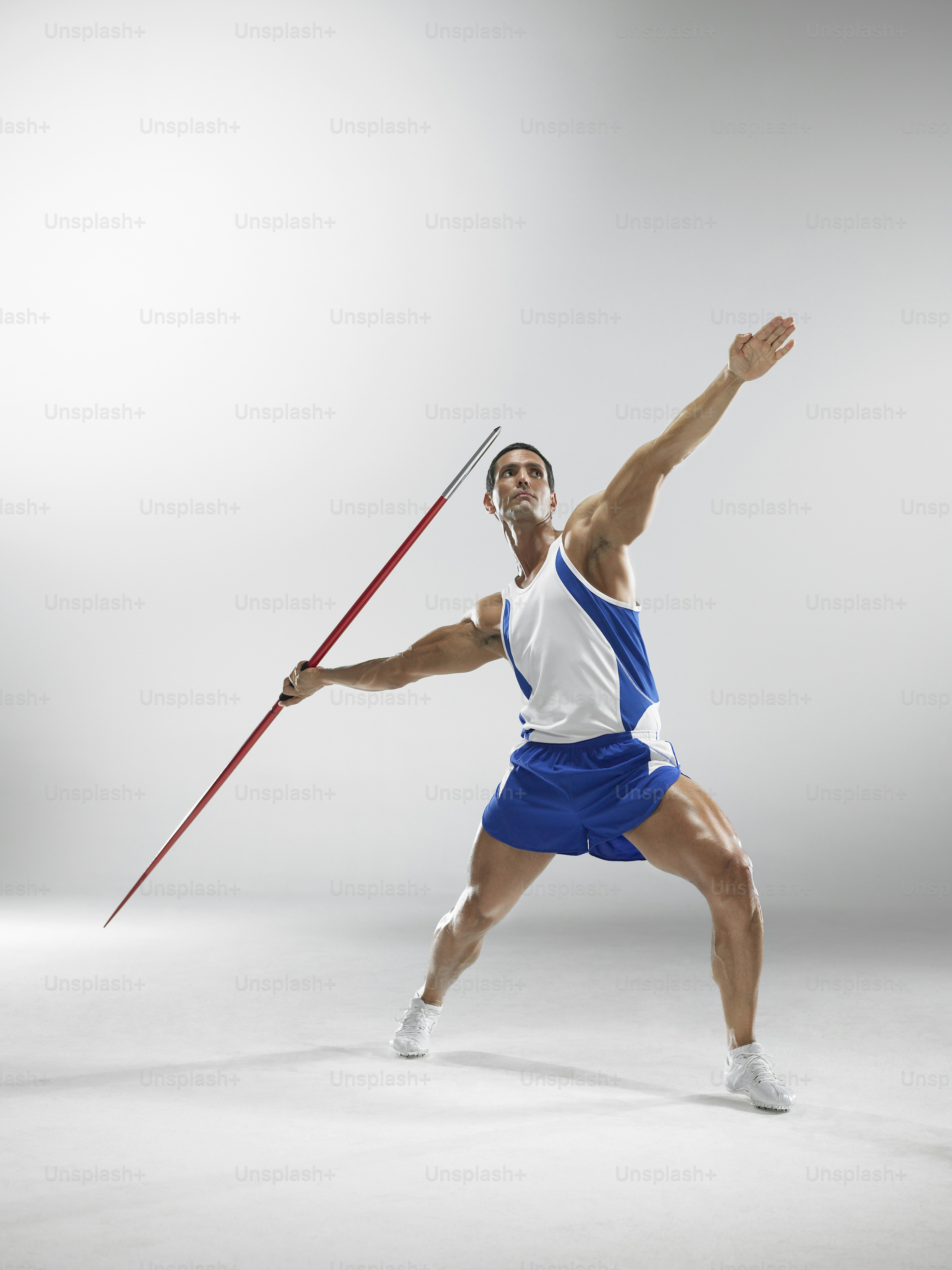 un uomo che tiene un bastone nella mano destra