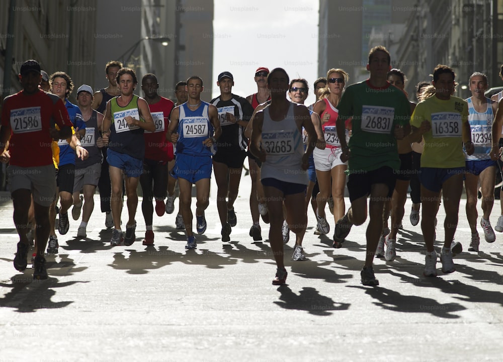 um grupo de pessoas correndo em uma maratona