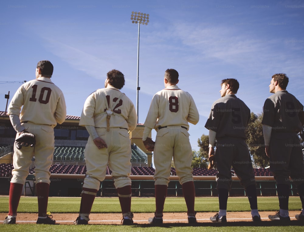 Eine Gruppe von Männern, die auf einem Baseballfeld stehen