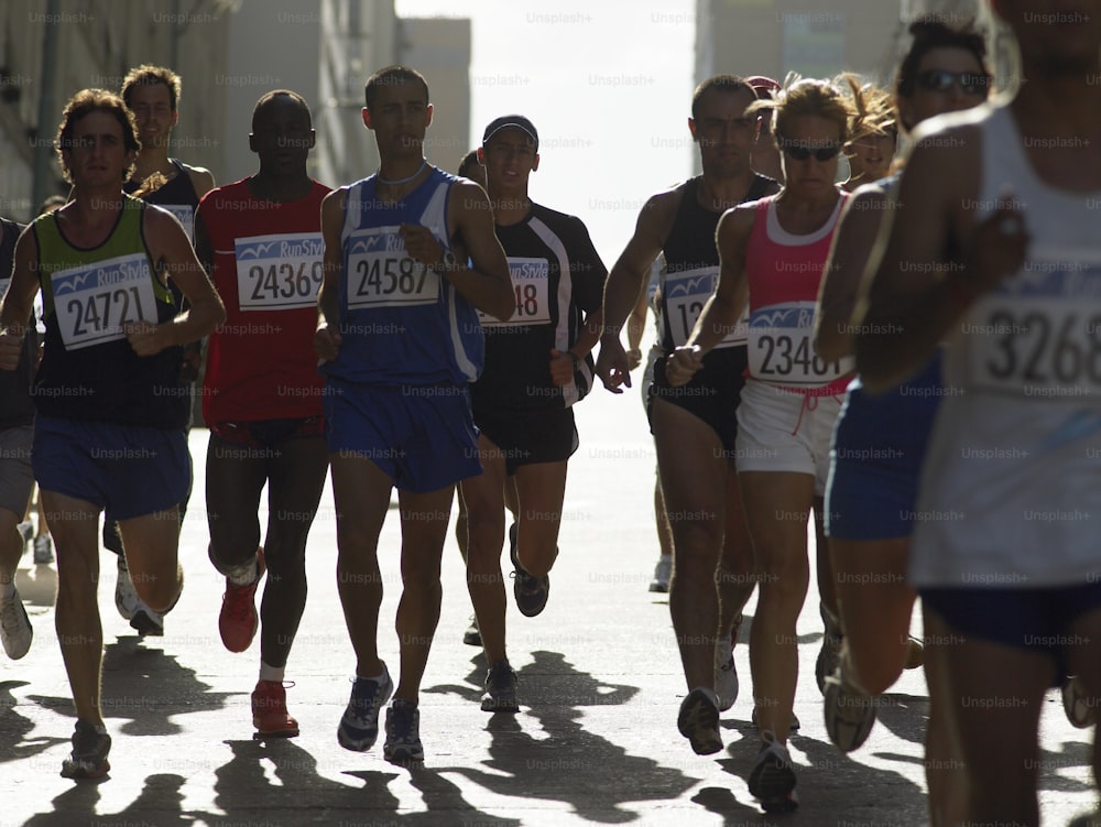 Un grupo de personas que están corriendo en una carrera