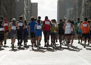 마라톤에서 달리는 한 무리의 사람들
