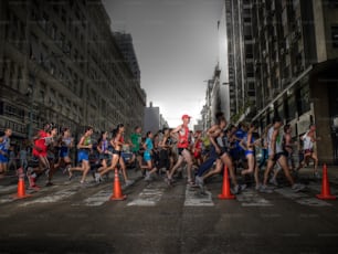 um grupo de pessoas que estão correndo em uma corrida