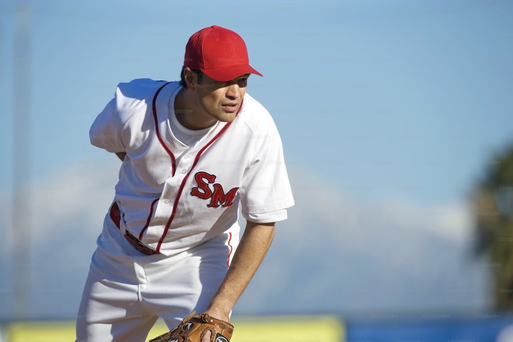 um jogador de beisebol com um uniforme vermelho e branco