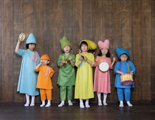 Un grupo de niños vestidos con disfraces parados uno al lado del otro