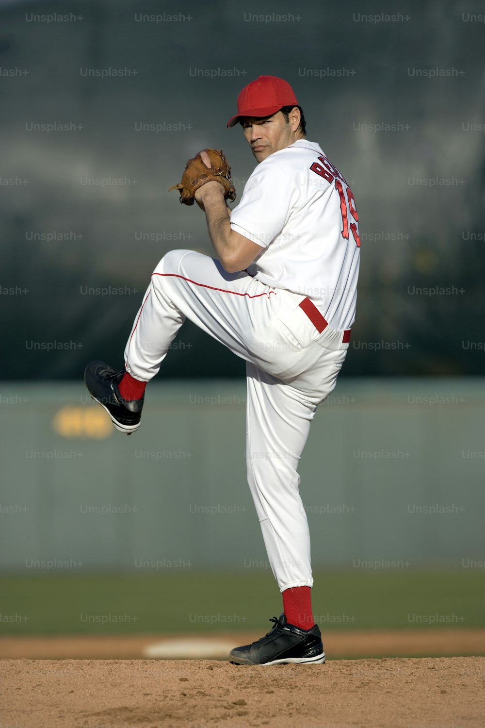 Ein Mann in einer Baseball-Uniform wirft einen Baseball