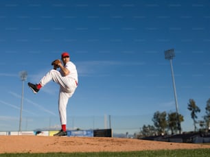 un joueur de baseball lançant une balle sur un terrain