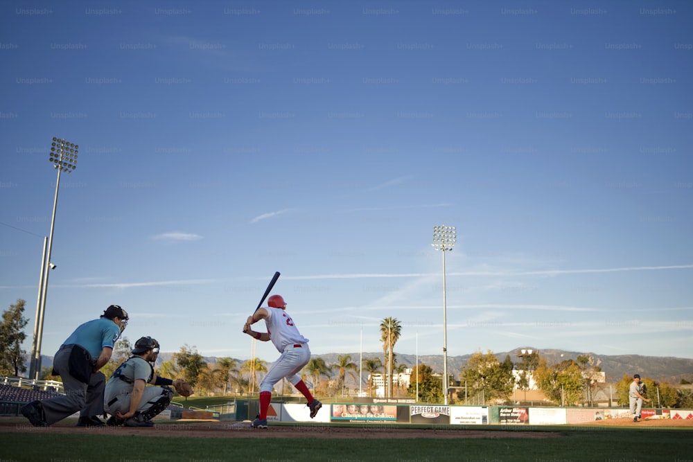 Un jugador de béisbol sosteniendo un bate en la parte superior de un campo