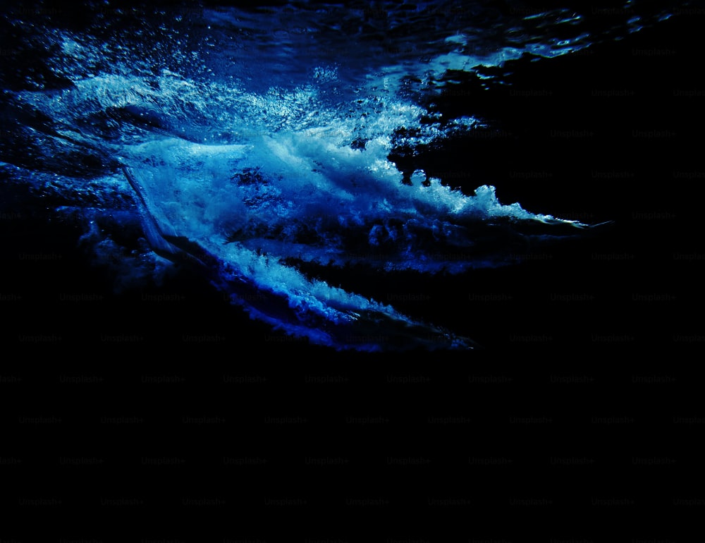Una grande onda blu nell'oceano