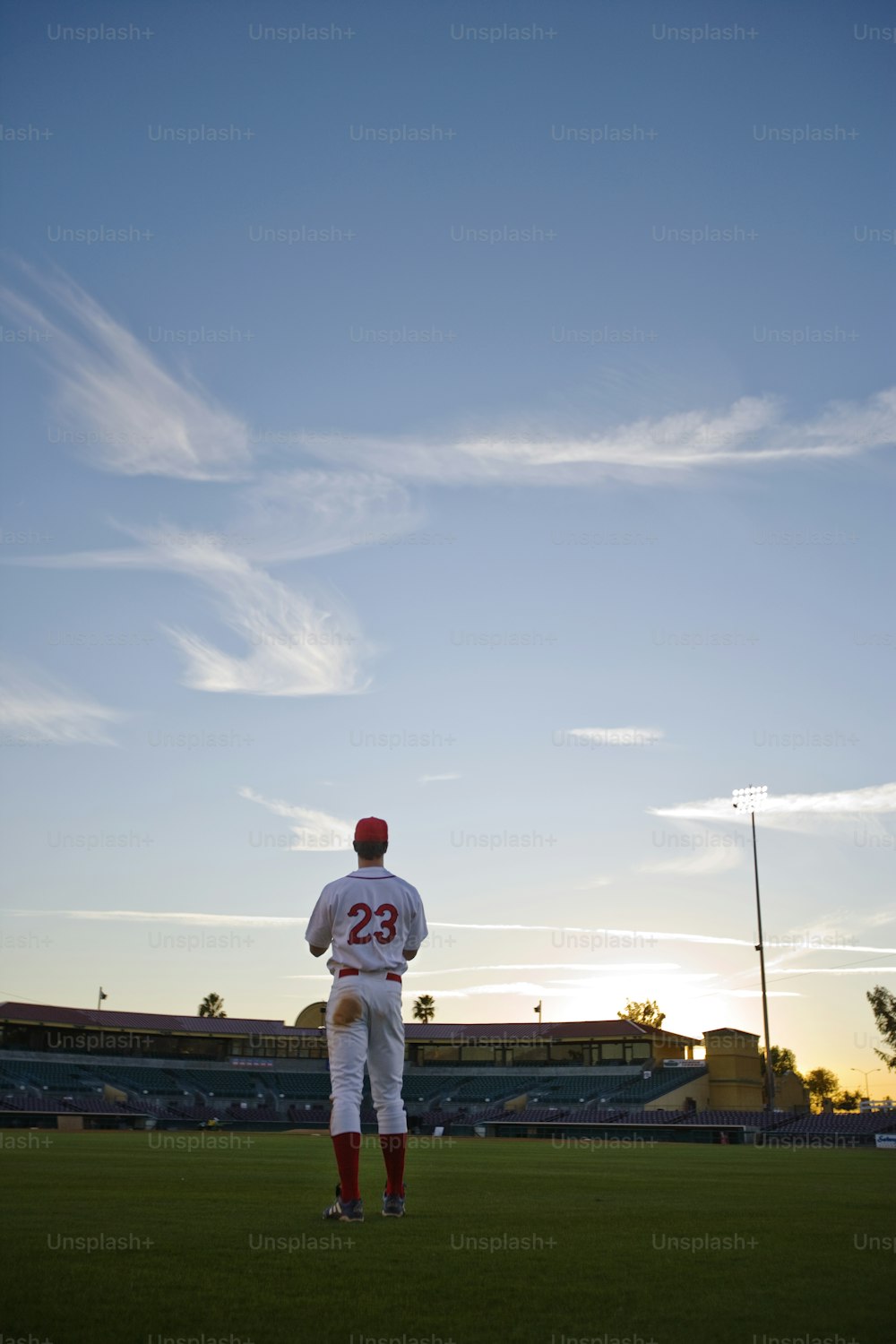 un joueur de baseball debout au sommet d’un terrain
