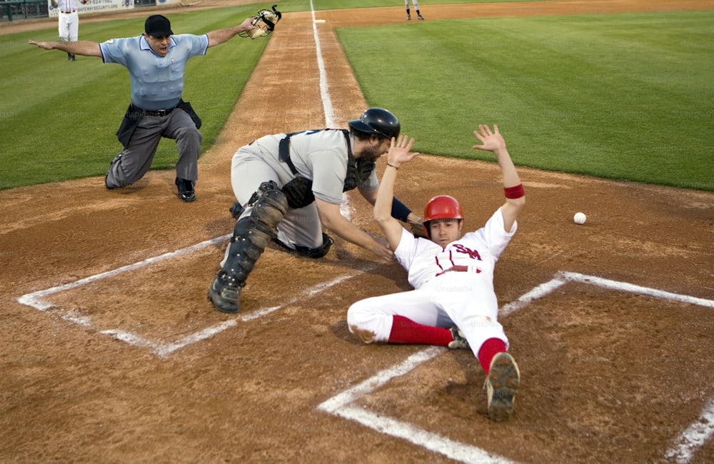 um jogador de beisebol deslizando para uma base durante um jogo
